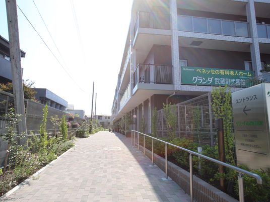 明るい外観の施設入口