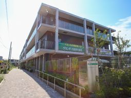 明るい外観の施設外観