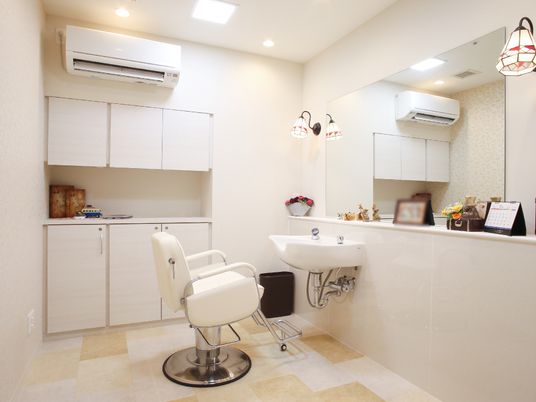 理美容室の清潔な内観