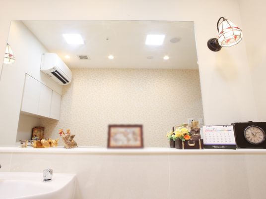 洗面台と壁掛け時計