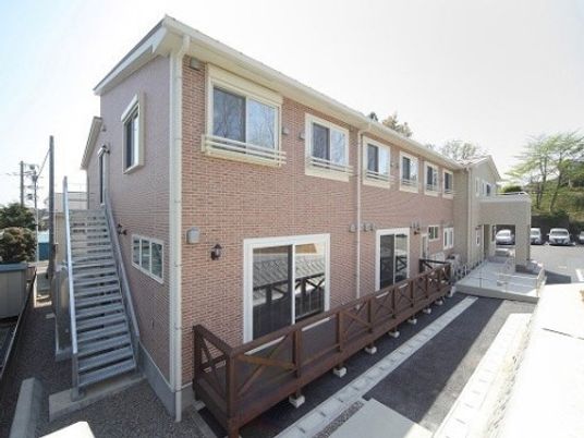 明るい外観の建物