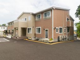 赤茶色の壁の外観