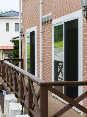 赤レンガの建物とウッドデッキ
