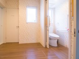 明るい花柄の壁紙トイレ