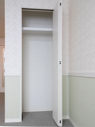 整った空のクローゼット