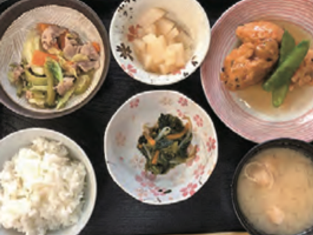 和食の昼食膳 食堂 豊かな彩りの和食が並んだ昼食膳です。季節の食材を用いた栄養バランスの良いメニューです。