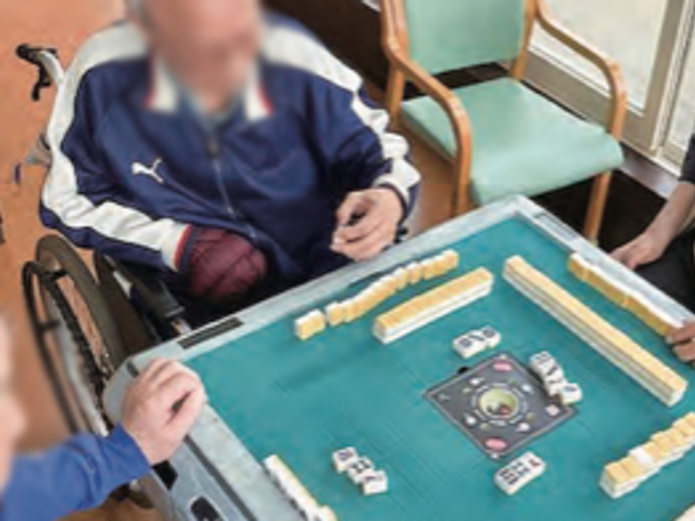 麻雀を楽しむ室内 ラウンジ 明るい室内での麻雀の様子です。車椅子でも楽しめる工夫がされています。