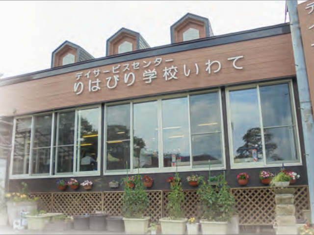外観の優しい雰囲気 外観 窓辺に花が飾られた落ち着いた建物です。庭の手入れも行き届いており、訪れる方を温かく迎えます。