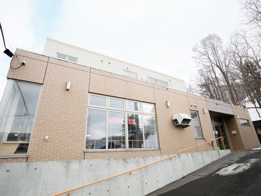 明るい外観の建物