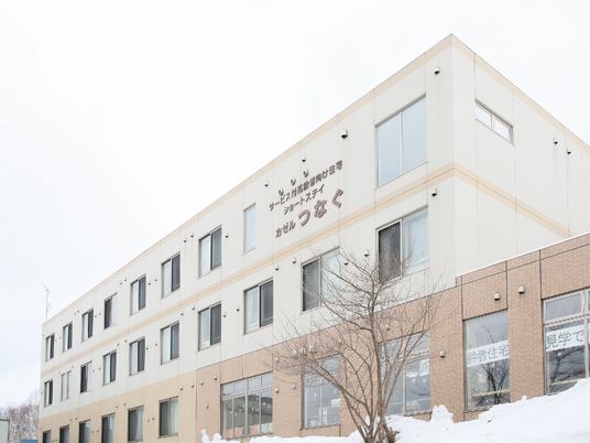 雪に覆われた建物の外観