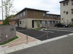 明るい外観の建物