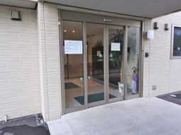 入り口と掲示物のあるエントランス