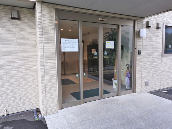 入り口と掲示物のあるエントランス
