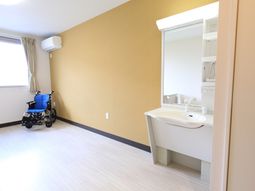 車椅子と洗面台の部屋