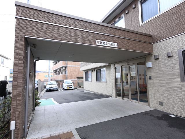 入り口付近の建物の様子 車寄せ 清潔感のあるエントランスは明るく、来訪者を温かく迎え入れます。広々としたスペースは、どなたも快適にお過ごしいただける設計になっています。