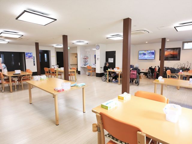共有スペースのイメージ 共有スペース 広々とした心地よい食堂です。テーブル間に余裕があり、車椅子でもゆったりと過ごせます。