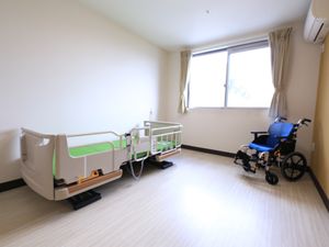 居室のベッドと車椅子