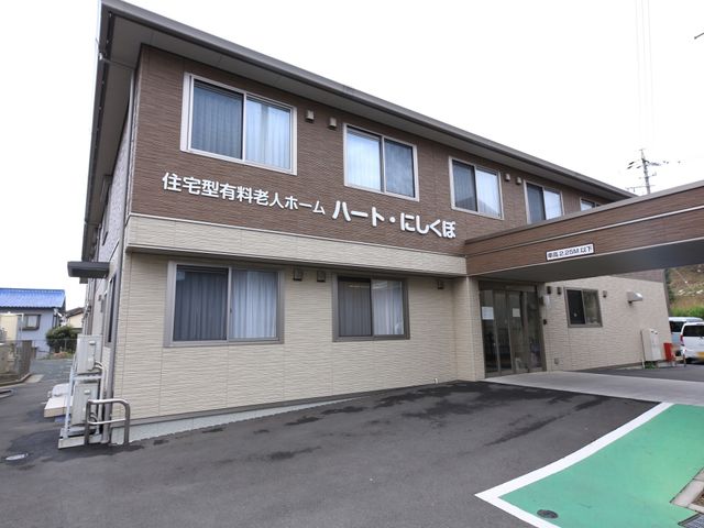 清潔な建物の外観 駐車場 ゆとりのある建物前は落ち着いた雰囲気で、働くスタッフの方々にも快適な環境を提供しています。