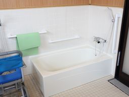 清潔なバリアフリー浴室