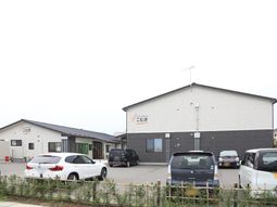 施設の外観と駐車場