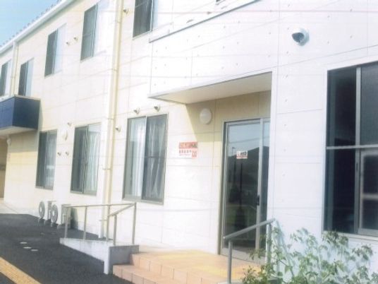 明るい外観の建物正面