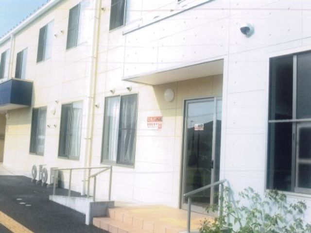 明るい外観の建物正面 外観 手入れが行き届いた外壁と、清潔感のあるエントランスが迎える明るい日差しの建物です。アクセスもしやすく、心地よい環境が充実しています。