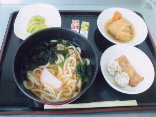 バランスの良い食事セット 食事 栄養バランスを考えた手作りの食事です。彩り豊かで食欲をそそる献立をご提供しています。