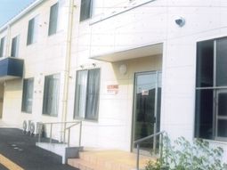 明るい施設のエントランス