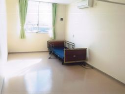 明るいベッド付き居室