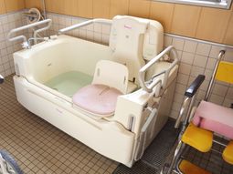 バリアフリー設計の浴室