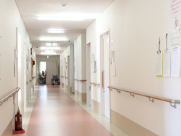 明るく清潔な廊下