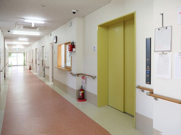 清潔な廊下とエレベーター