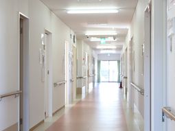 明るい施設の廊下