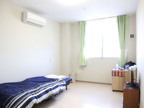 明るい個室の居室