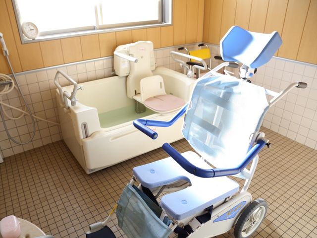 バリアフリー対応の浴室 機械浴 ゆったりとした浴室はバリアフリー設計で、車椅子の方にも安全にご利用いただけます。明るく清潔感のある環境で、心地よいバスタイムをサポートします。