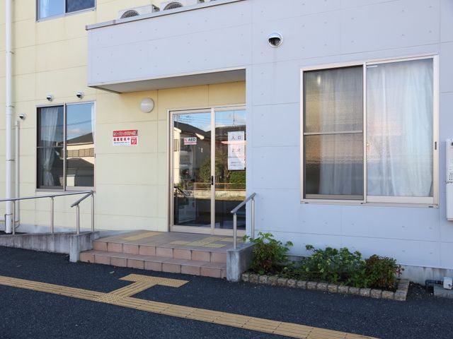 明るいエントランス外観 入口 バリアフリー設計の入口は、安全かつ快適な通行を支援します。ゆとりある空間がお出迎え致します。
