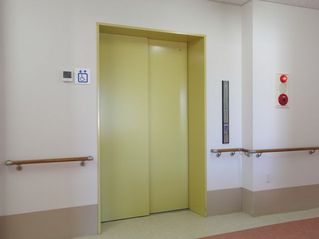 バリアフリー設計エレベーター エレベーター ゆったりとしたバリアフリーのエレベーター前で、すべての方が安心して移動できるよう配慮されています。