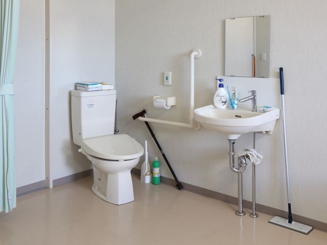 バリアフリートイレ トイレ 手すり完備の清潔なトイレです。利用者の安全と快適性を考慮した設計になっています。