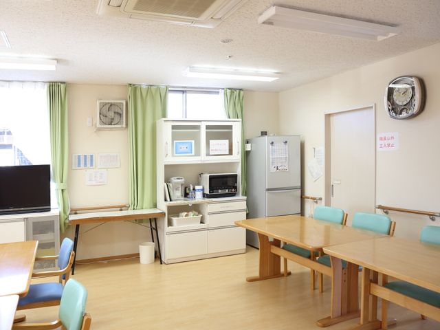 共有スペースの明るい食堂 食堂 広々とした食堂では、テレビや飲食の準備ができる設備が整っており、居心地のよい時間をお過ごし頂けます。