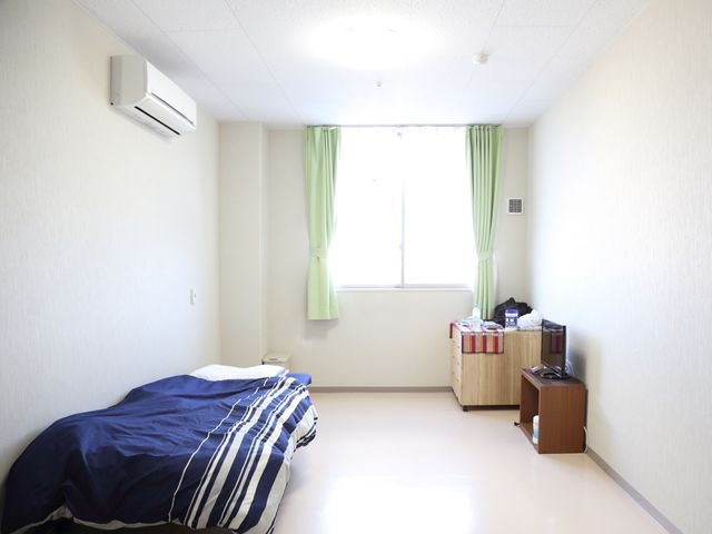 清潔感のある居室 居室 ゆとりの空間を備えた居室です。個人の好みに合わせてアレンジ可能なシンプルな設計となっております。