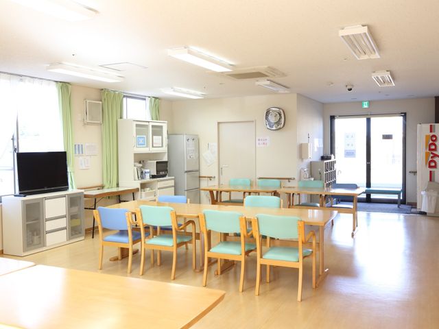 広々とした明るい食堂 食堂 清潔感のあふれる食堂で、ご利用者様が楽しい食事のひとときを過ごされています。ゆったりとした椅子と広いテーブルが配置され、コミュニケーションの場としても最適です。