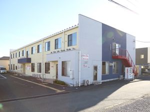 白青の建物外観
