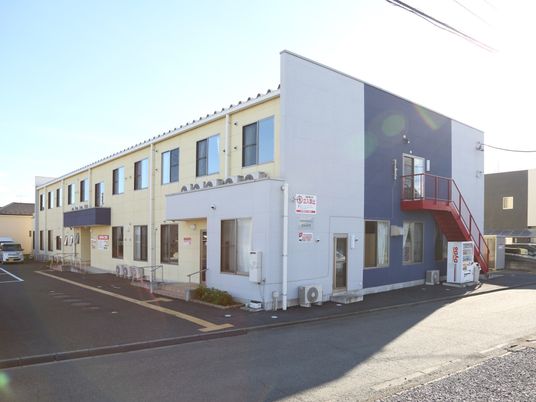 白青の建物外観