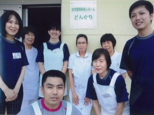 元気なスタッフ集合写真