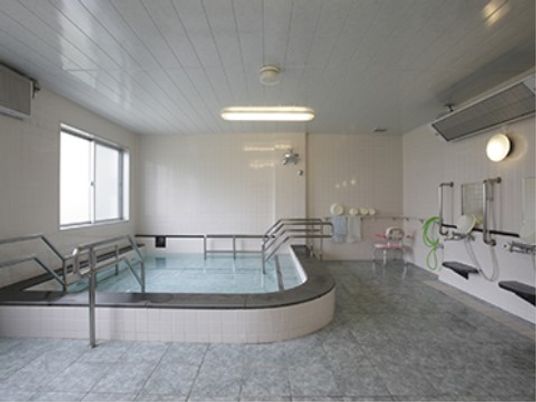 清潔な浴室の全景