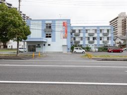 青い壁の建物外観