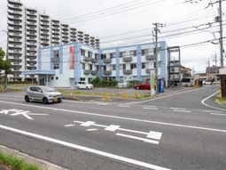 青い建物の外観