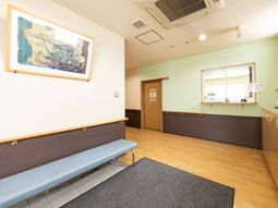 待合室の壁とベンチ