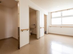 広々とした廊下とトイレ