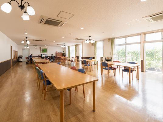広々とした明るい食堂